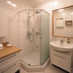 Rénover une petite salle de bain sans tout casser : solutions de plomberie intelligentes et économiques