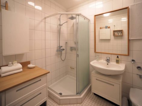 Rénover une petite salle de bain sans tout casser : solutions de plomberie intelligentes et économiques