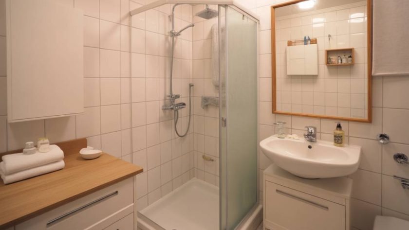 Rénover une petite salle de bain sans tout casser : solutions de plomberie intelligentes et économiques