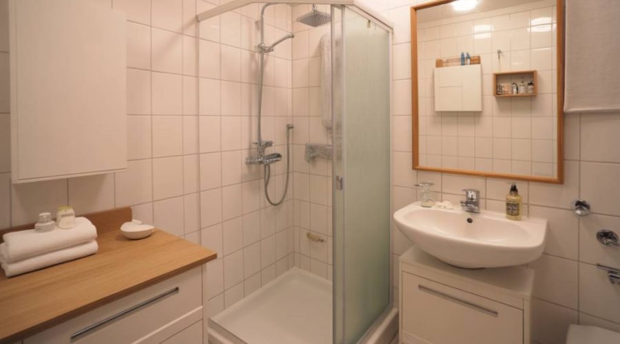 Rénover une petite salle de bain sans tout casser : solutions de plomberie intelligentes et économiques