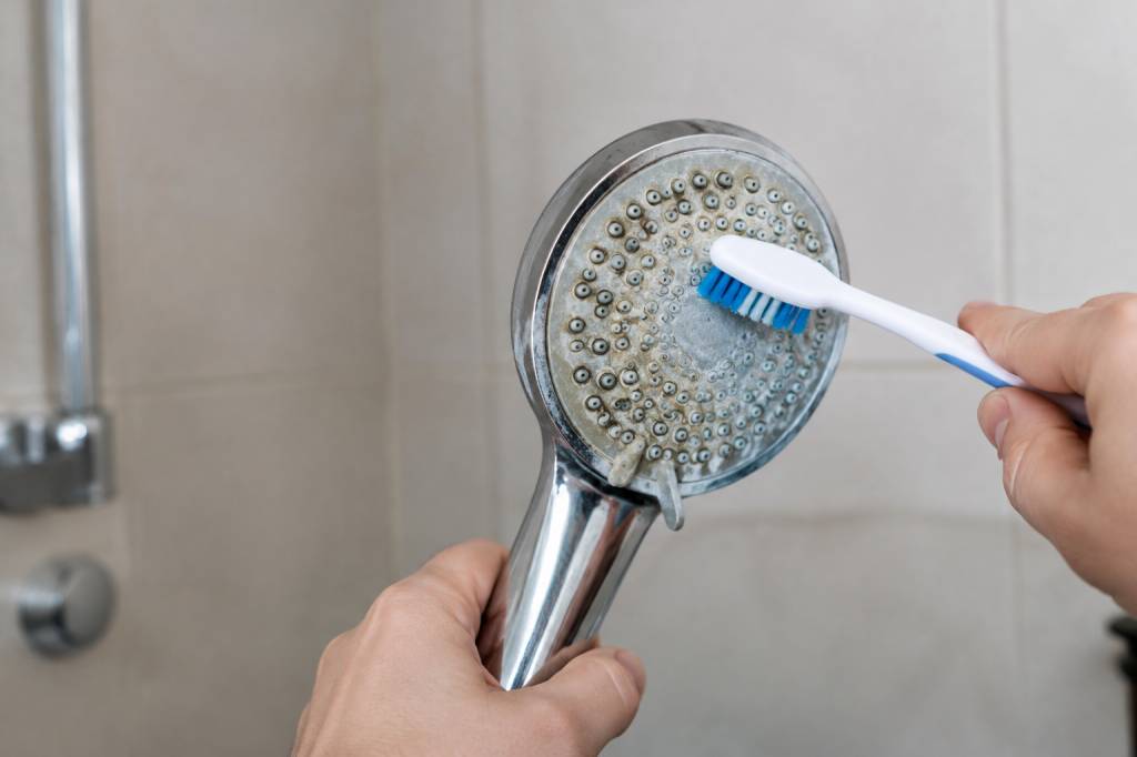 Comment détartrer un pommeau de douche efficacement ?